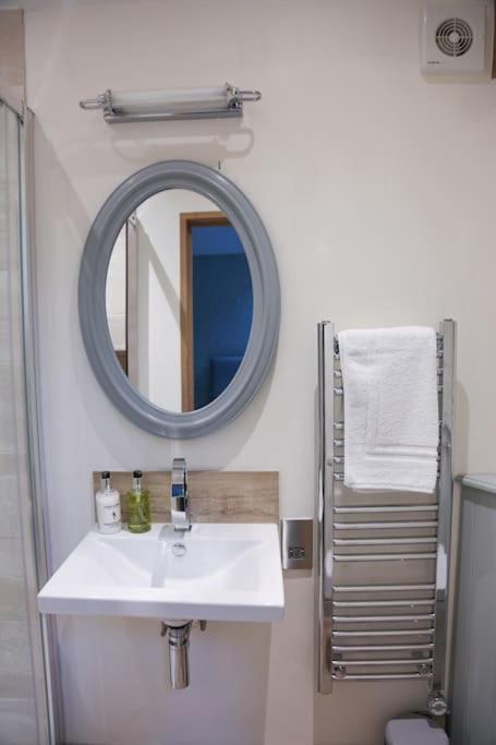 Barley - Cosy Stylish Apartment - Easy Access To Bath And Many Nearby Attractions Box  Zewnętrze zdjęcie